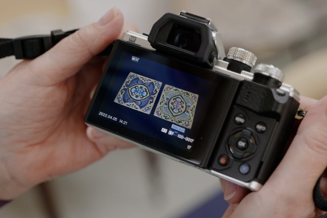 Digital camera showing image of embroidery on the screen